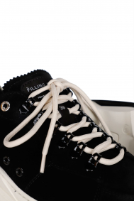 Filling Pieces Court serrated